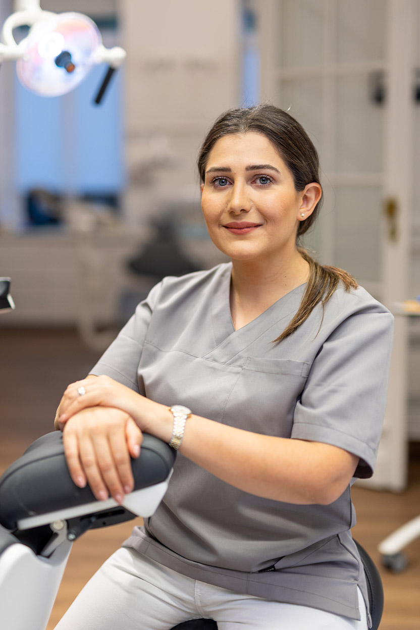 Dr. Elnaz Etemadian – gespecialiseerd in preventie, esthetische tandheelkunde, endodontie.