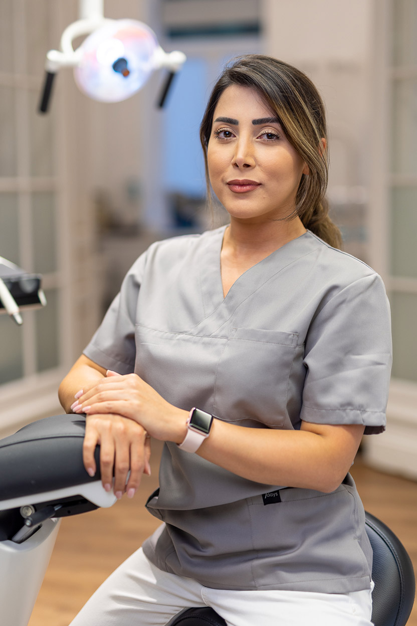 Dr. Taraneh Tadayyon – gespecialiseerd in algemene tandheelkunde, preventie, esthetische tandheelkunde, endodontie.