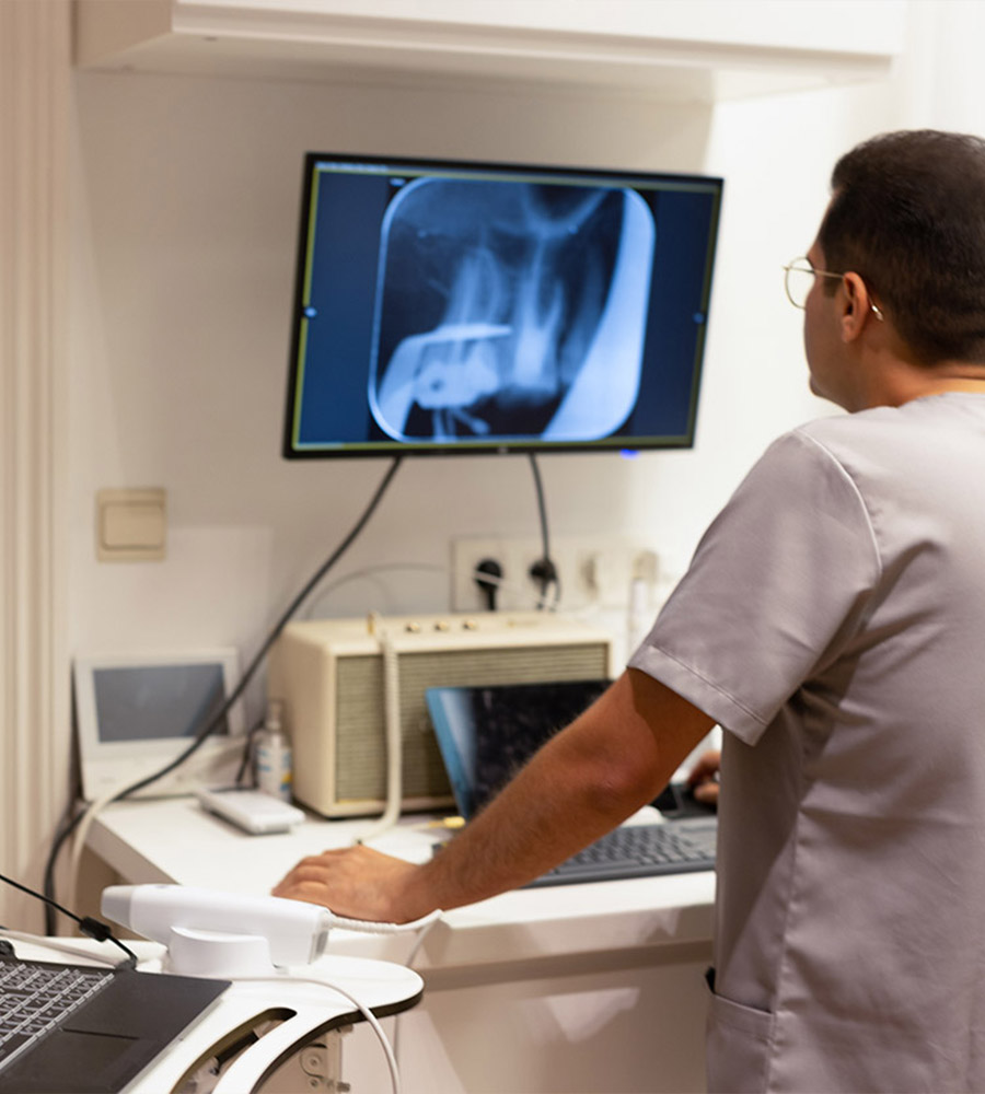 Een tandarts bekijkt r&ouml;ntgenfoto van een pati&euml;nt.