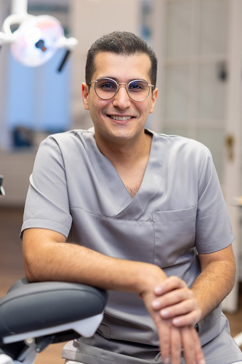 Dr. Ali Razavi - gespecialiseerd in algemene tandheelkunde, orthodontie, paradontologie en implantologie,\nesthetische tandheelkunde, endodontie.